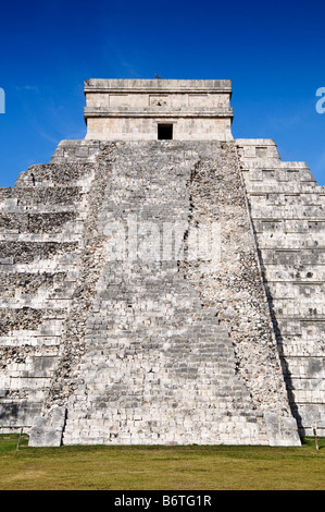 CHICHEN ITZA, Mexiko – El Castillo (auch bekannt als Tempel des Kuklcan) an den alten Maya-Ruinen in Chichen Itza, Yucatan, Mexiko 081216092508 4397.NEF. Chichen Itza auf der Halbinsel Yucatan in Mexiko ist eine bedeutende archäologische Stätte, die die reiche Geschichte und das fortgeschrittene wissenschaftliche Wissen der alten Maya-Zivilisation zeigt. Am bekanntesten ist die Kukulkan-Pyramide oder „El Castillo“, eine vierseitige Struktur mit 91 Stufen auf jeder Seite, die in einem einzigen Schritt an der Spitze der 365 Tage des Sonnenjahres ihren Höhepunkt erreicht. Stockfoto