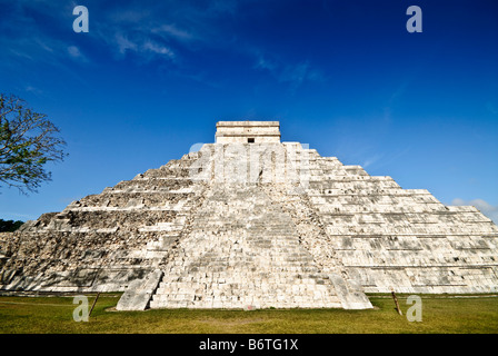 CHICHEN ITZA, Mexiko – El Castillo (auch bekannt als Tempel des Kuklcan) an den alten Maya-Ruinen in Chichen Itza, Yucatan, Mexiko 081216092634 1915.NEF. Chichen Itza auf der Halbinsel Yucatan in Mexiko ist eine bedeutende archäologische Stätte, die die reiche Geschichte und das fortgeschrittene wissenschaftliche Wissen der alten Maya-Zivilisation zeigt. Am bekanntesten ist die Kukulkan-Pyramide oder „El Castillo“, eine vierseitige Struktur mit 91 Stufen auf jeder Seite, die in einem einzigen Schritt an der Spitze der 365 Tage des Sonnenjahres ihren Höhepunkt erreicht. Stockfoto