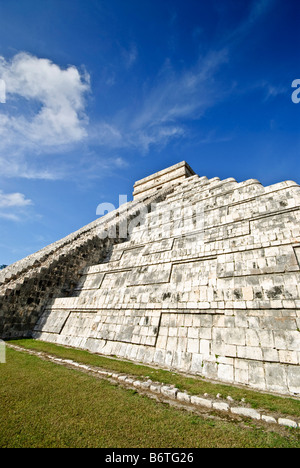 CHICHEN ITZA, Mexiko – El Castillo (auch bekannt als Tempel des Kuklcan) an den alten Maya-Ruinen in Chichen Itza, Yucatan, Mexiko 081216092726 1919x.tif. Chichen Itza auf der Halbinsel Yucatan in Mexiko ist eine bedeutende archäologische Stätte, die die reiche Geschichte und das fortgeschrittene wissenschaftliche Wissen der alten Maya-Zivilisation zeigt. Am bekanntesten ist die Kukulkan-Pyramide oder „El Castillo“, eine vierseitige Struktur mit 91 Stufen auf jeder Seite, die in einem einzigen Schritt an der Spitze der 365 Tage des Sonnenjahres ihren Höhepunkt erreicht. Stockfoto