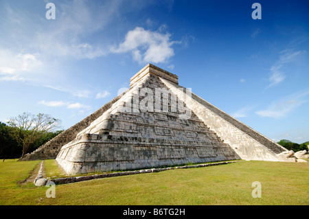 CHICHEN ITZA, Mexiko – El Castillo (auch bekannt als Tempel des Kuklcan) an den alten Maya-Ruinen in Chichen Itza, Yucatan, Mexiko 081216093256 4443.NEF. Chichen Itza auf der Halbinsel Yucatan in Mexiko ist eine bedeutende archäologische Stätte, die die reiche Geschichte und das fortgeschrittene wissenschaftliche Wissen der alten Maya-Zivilisation zeigt. Am bekanntesten ist die Kukulkan-Pyramide oder „El Castillo“, eine vierseitige Struktur mit 91 Stufen auf jeder Seite, die in einem einzigen Schritt an der Spitze der 365 Tage des Sonnenjahres ihren Höhepunkt erreicht. Stockfoto