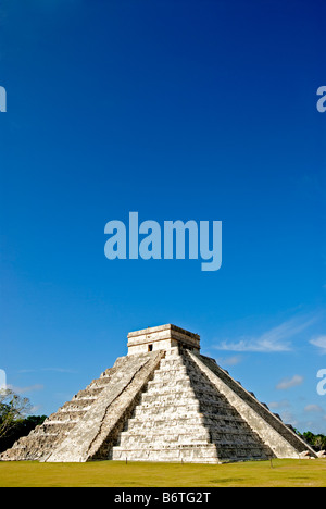 CHICHEN ITZA, Mexiko – El Castillo (auch bekannt als Tempel des Kuklcan) an den alten Maya-Ruinen in Chichen Itza, Yucatan, Mexiko 081216093650 1937x.tif. Chichen Itza auf der Halbinsel Yucatan in Mexiko ist eine bedeutende archäologische Stätte, die die reiche Geschichte und das fortgeschrittene wissenschaftliche Wissen der alten Maya-Zivilisation zeigt. Am bekanntesten ist die Kukulkan-Pyramide oder „El Castillo“, eine vierseitige Struktur mit 91 Stufen auf jeder Seite, die in einem einzigen Schritt an der Spitze der 365 Tage des Sonnenjahres ihren Höhepunkt erreicht. Stockfoto