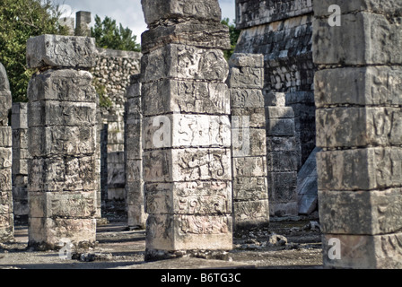 CHICHEN ITZA, Mexiko – Templo de los Guerreros (Tempel der Krieger) an den alten Maya-Ruinen in Chichen Itza, Yucatan, Mexiko. Chichen Itza auf der Halbinsel Yucatan in Mexiko ist eine bedeutende archäologische Stätte, die die reiche Geschichte und das fortgeschrittene wissenschaftliche Wissen der alten Maya-Zivilisation zeigt. Am bekanntesten ist die Kukulkan-Pyramide oder „El Castillo“, eine vierseitige Struktur mit 91 Stufen auf jeder Seite, die in einem einzigen Schritt an der Spitze der 365 Tage des Sonnenjahres ihren Höhepunkt erreicht. Stockfoto