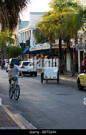 Blick nach Norden auf der Duval Street in Richtung Sloppy Joe's in Key West Florida Stockfoto