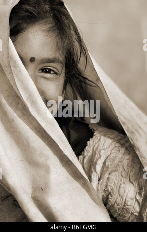 Arme nomadischen indische Mädchen in einem schmutzigen Laken gehüllt. Porträt. Andhra Pradesh, Indien Stockfoto