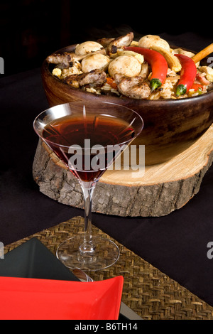 Leckeres Essen von Pilaw Reis in einer Holzschale Stockfoto