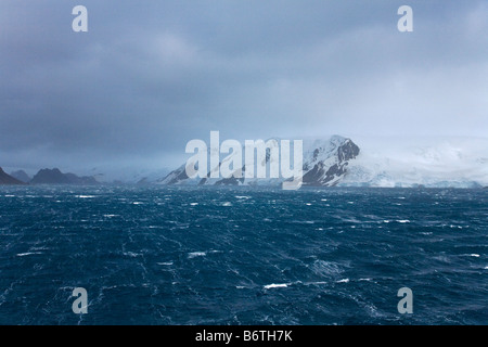 Gletscher treffen das stürmische Südpolarmeer Admiralty Bay King George Island Süd-Shetland-Inseln der Antarktis Stockfoto