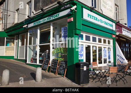 Peter s traditionellen Fish &amp; Chips-Shop auf der Hafenpromenade in Ramsgate, Kent Stockfoto