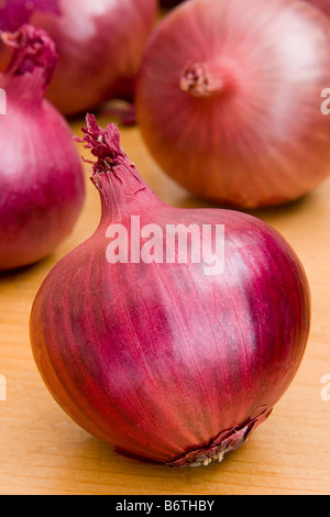 Roten Zwiebeln auf Schneidebrett Stockfoto
