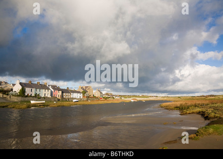 Blick entlang der Gezeiten Afon Ffraw Fluss zum Dorf an der Westküste. Aberffraw ANGLESEY Wales England Großbritannien Stockfoto