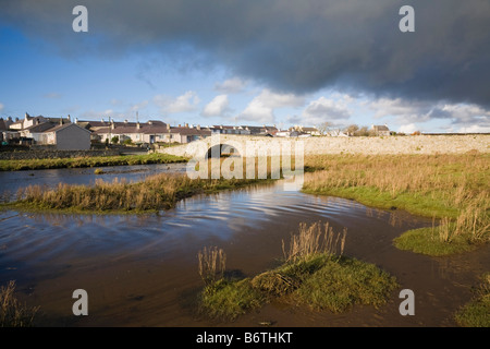 Salzwiesen durch Gezeiten Afon Ffraw River an der Westküste mit alte steinerne Brücke (Hen Bont) zu Dorf. Aberffraw ANGLESEY Wales England Großbritannien Stockfoto