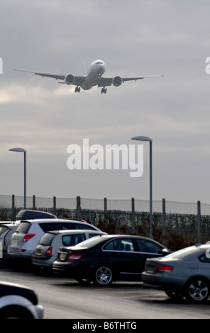 Emirates Airlines Boeing 777 Flugzeug nähert sich der internationale Flughafen Birmingham UK Stockfoto