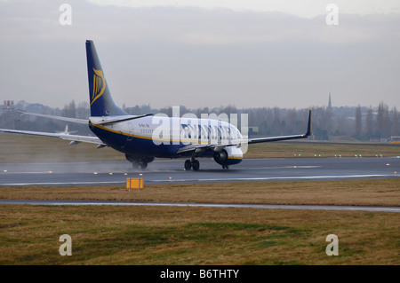 Ryanair Boeing 737 Flugzeug abheben am Flughafen Birmingham, UK Stockfoto