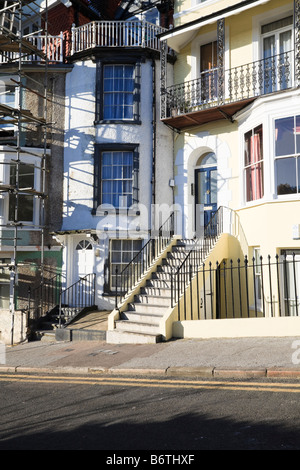 Kleine, schmale Bogen Fronted Georgian House Sandwiched zwischen zwei größeren Häusern in Albion Ort Ramsgate Stockfoto