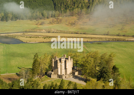 Braemar Castle und River Dee von oben schauen Nord, Aberdeenshire, Schottisches Hochland Stockfoto