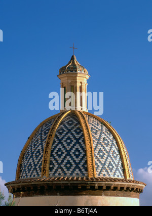 Turm und Kuppel der Kirche von San Gennaro in Praiano an Amalfiküste Kampanien Italien Stockfoto