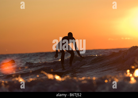 Süßwasser Surfer Reiten Welle bei Sonnenuntergang am Lake Michigan Stockfoto