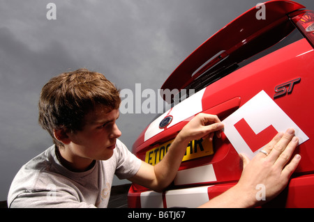 Fahrschüler, aufsetzt rotes Auto l Platten. Stockfoto