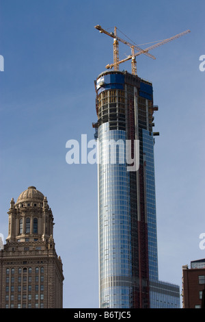 Der Trump Tower in Chicago im Bau steht im Gegensatz zu älteren Gebäuden Stockfoto