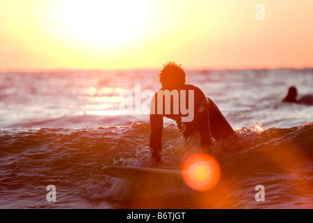 Surfer, die versucht, eine Welle im Lake Michigan zu fangen Stockfoto