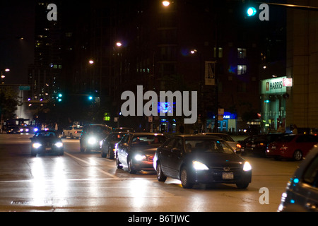 Autos fahren in der Nacht in Chicago in der Nähe von Illinois Ave Stockfoto