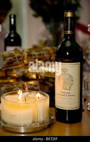 Eine Flasche 1989 Château Gruaud Larose Grand Cru Classe Bordeaux und Kerzen auf den Tisch legen für Weihnachtsessen, UK Stockfoto