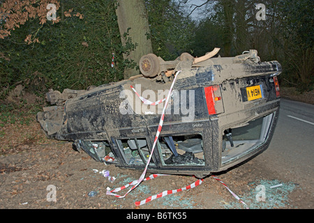 Ein 4 x 4 Jeep liegt auf dem Dach nach einem Absturz in der Nähe von Leith Hill in Surrey UK Januar 2009 Stockfoto