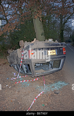 Ein 4 x 4 Jeep liegt auf dem Dach nach einem Absturz in der Nähe von Leith Hill in Surrey UK Januar 2009 Stockfoto