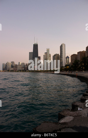 Dramatischen Blick des John Hancock Tower entlang der Seepromenade in Chicago in der Abenddämmerung Stockfoto