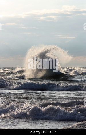 Zwei Wellen, die in einander am Lake Michigan in New Buffalo Stockfoto