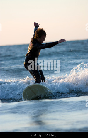 Lake Michigan Surfer kämpfen, um auf einer Welle ausgeglichen bleiben Stockfoto