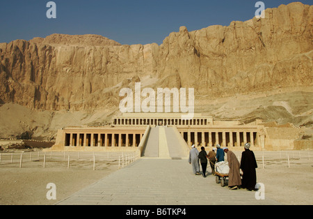 Der Totentempel der Königin Hatschepsut in Deir al-Bahari, Ägypten. Stockfoto