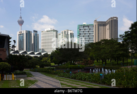 Highrise Gebäude rund um einen Park in der Innenstadt von Kuala Lumpur Stockfoto