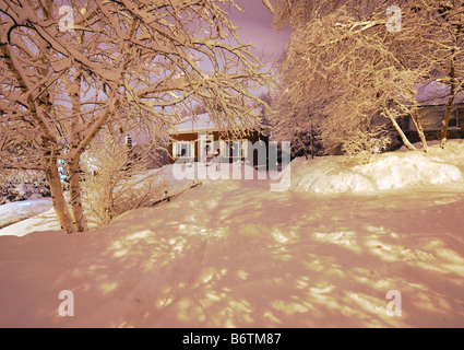 Ein Haus in der Stadt während eines Schneefalls am Heiligabend Stockfoto