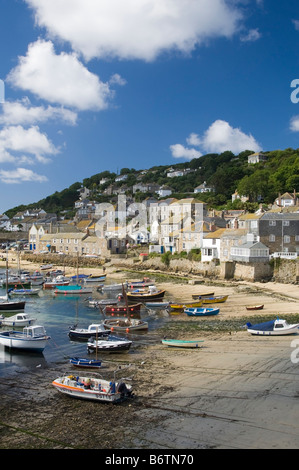 Angeln, Boote und alten Steinhäusern in Mousehole Harbour, in der Nähe von Penzance, West Cornwall, Großbritannien Stockfoto