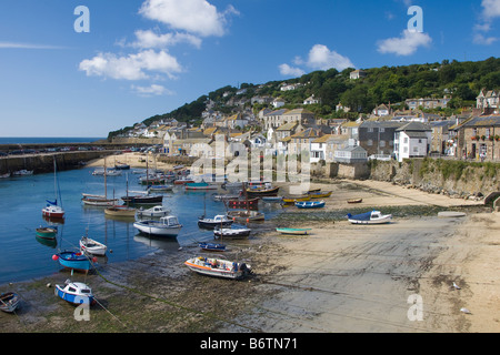 Angeln, Boote und alten Steinhäusern in Mousehole Harbour, in der Nähe von Penzance, West Cornwall, Großbritannien Stockfoto