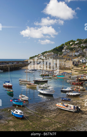 Angeln, Boote und alten Steinhäusern in Mousehole Harbour, in der Nähe von Penzance, West Cornwall, Großbritannien Stockfoto