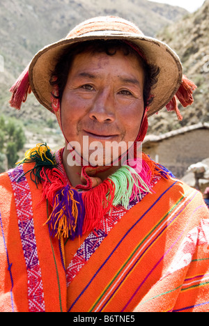 Ein peruanische Mann gekleidet für den Markt am Sonntag im Patacancha-Tal in Peru. Stockfoto