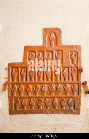 Nahaufnahme der Handabdrücke an einer Wand, Meherangarh Fort, Jodhpur, Rajasthan, Indien Stockfoto