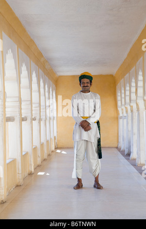 Mann, der in einem Korridor steht Meherangarh Fort, Jodhpur, Rajasthan, Indien Stockfoto