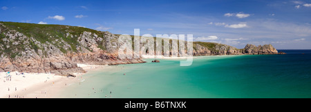 Panoramablick von Porthcurno Strand und Treen Klippen zu Logan Rock, West Cornwall Stockfoto