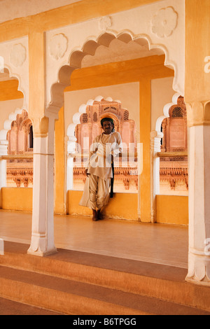 Mann, der in einem Korridor steht Meherangarh Fort, Jodhpur, Rajasthan, Indien Stockfoto