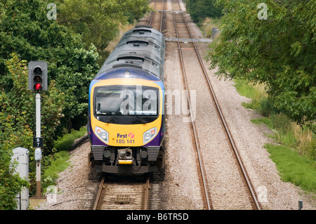 Railtrack Track Bahn Züge erste Züge District Linie Eisenbahn Schienen Wartung Pendler Züge Signal Signale Rotlicht buffe Stockfoto