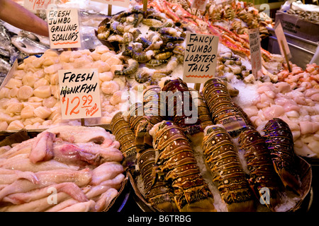 Frischer Fisch auf dem Display für Verkauf am Pike Place Market, Downtown Seattle, Washington, USA Stockfoto