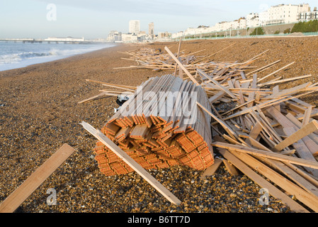 Holz an Land gespült auf Brighton Beach von einem betroffenen Containerschiff. Stockfoto