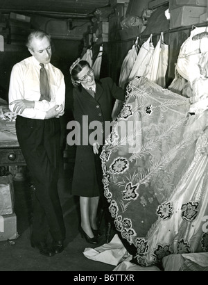 CECIL BEATON englische Modedesignerin mit seinen Entwürfen für eine Produktion von die Rückkehr des verlorenen im Globe im Jahr 1948 Stockfoto