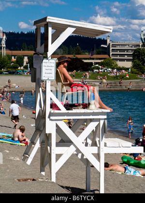 Rettungsschwimmer auf wacht am Strand mit Blick auf das Resort-Hotel am See in Coeur d ' Alene Kootenai County, Idaho, Vereinigte Staaten. Stockfoto