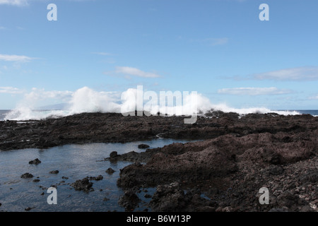 Eine Welle stürzt über die Felsen in der Nähe von Punta Blanca Alcala während stürmischer See Teneriffa-Kanarische Inseln-Spanien Stockfoto