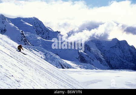 Skifahrer drehen eine Berg-Folie mit Berg Rücken fallen Franz Joseph Gletscher Neuseeland Stockfoto