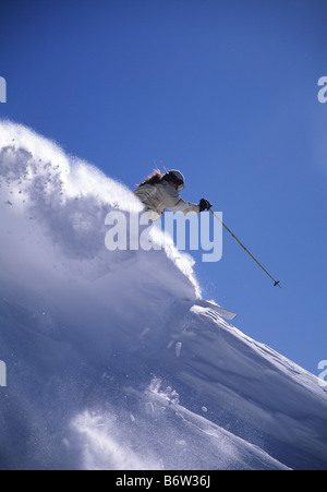 Skifahrerin drehen im Pulverschnee Heliskiing-Neuseeland Stockfoto