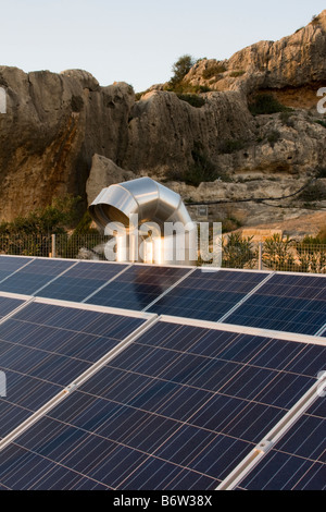 Neuentwicklung mit Solarenergie ausgestattet, um das Dach eines Gebäudes in Peyia, Gemeindezentrum, Zypern Stockfoto